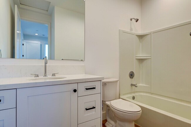 Building Photo - Fantastic Multi-Level Townhome - 3 bed 3 b...