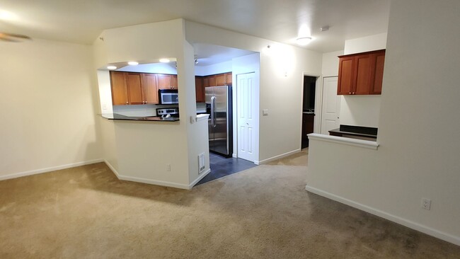 Building Photo - Private Second floor 1 bed 1 bath condo wi...