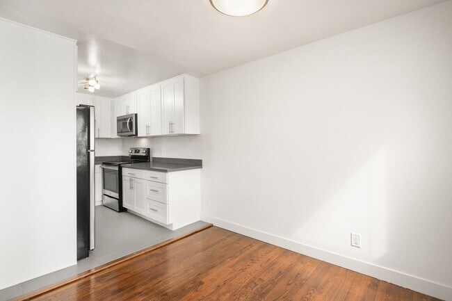 Building Photo - Greenlake 2 Bedroom - Top Floor, Washer/Dryer, Private Balcony, Parking Available