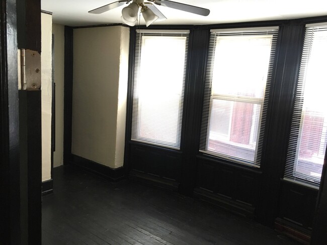 Building Photo - Private room for rent in an all-female sha...