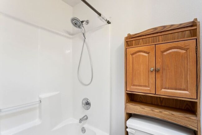 Building Photo - Secluded 3 bedroom 2 bath home close to Wo...