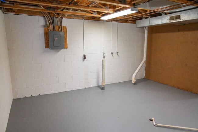 Building Photo - 7778 Deercrest Ct