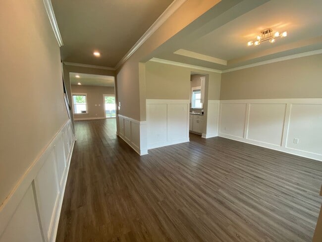 Building Photo - 5 bedrooms 3 bathroom Smart Home