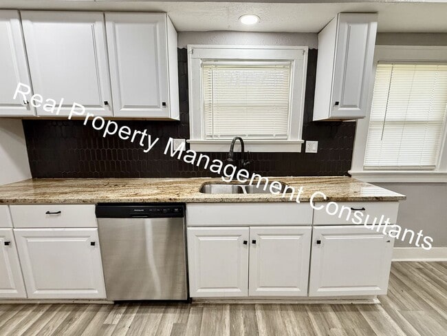 Building Photo - 3-Bedroom Home with Modern Updates Throughout