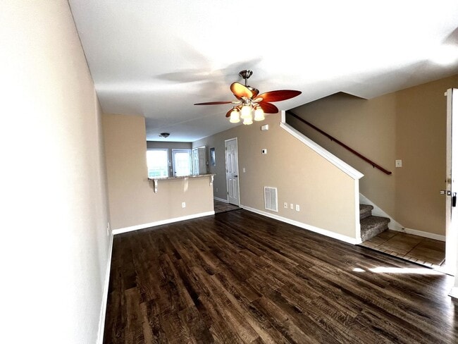 Building Photo - 2 Bedroom 1.5 Bathroom Townhome!!!