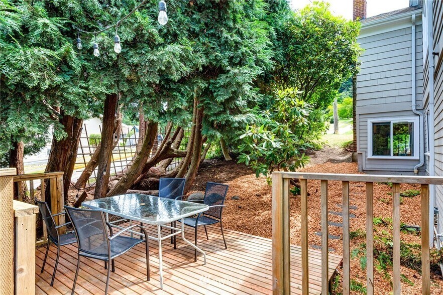 101 deck and yard - 631 N Garden St
