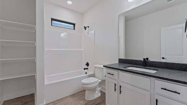 Building Photo - "Charming 3-Bedroom Retreat with Granite Elegance & Cozy Fireplace in Farmington!"