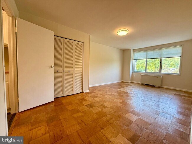 Building Photo - 10201 Grosvenor Pl