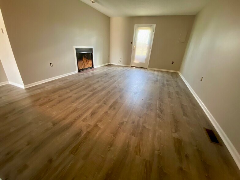 Building Photo - 806 Trustway Ct