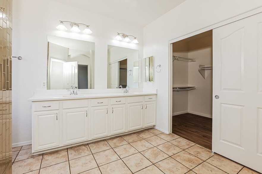 Building Photo - 4091 E Carriage Way
