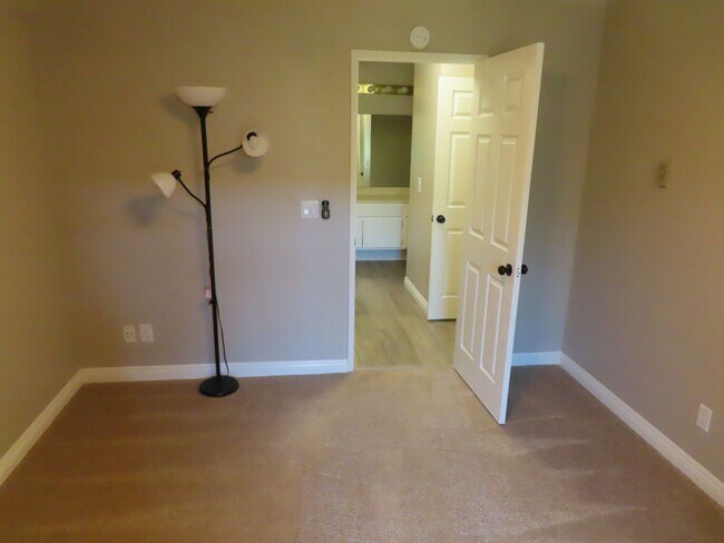 Building Photo - Two Bedroom, Two Bathroom Condo in UTC
