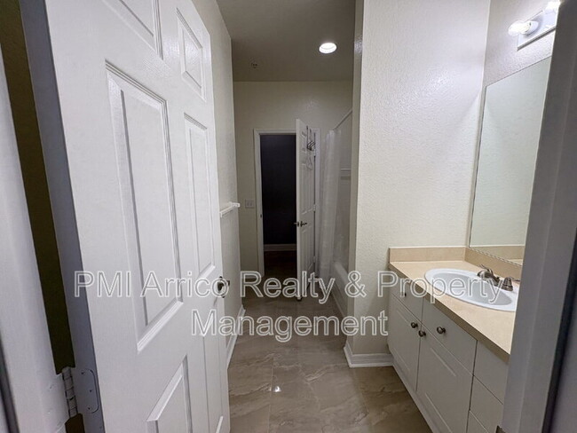 Building Photo - 18001 Richmond Pl Dr