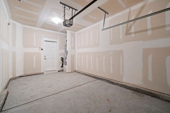 Building Photo - Like A Brand New 3 Bedroom Townhome in the...