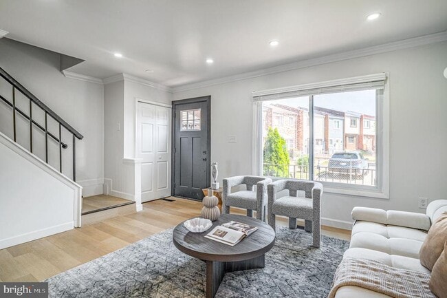 Building Photo - 1325 Barnaby Terrace SE