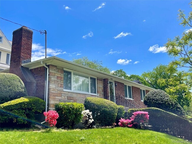 Building Photo - 39-05 Douglaston Pkwy