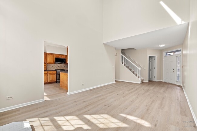 Building Photo - 615 W Parkside Dr