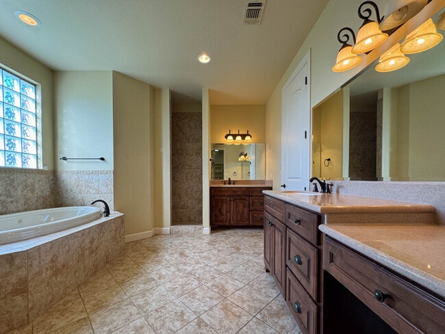 Building Photo - 1559 E Blackjack Rd E