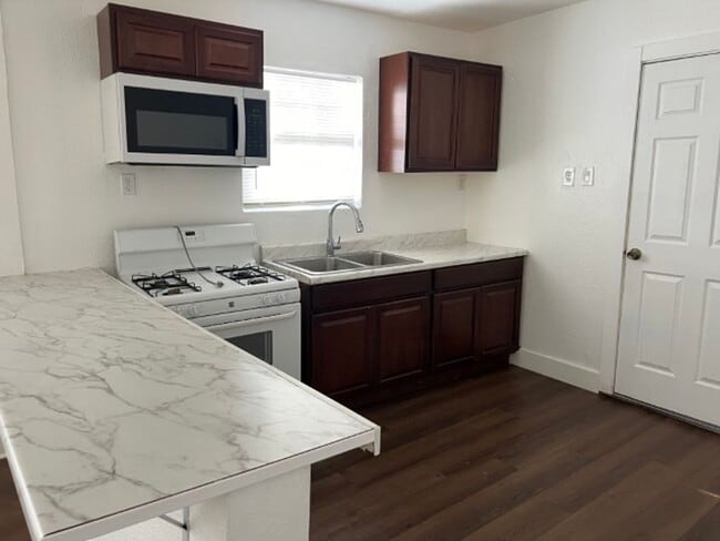 Building Photo - Fantastic Home Near Downtown