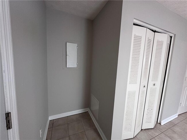 Building Photo - 502 Oakwood Ct