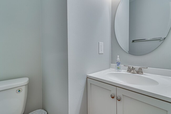 Building Photo - Charming 3 Bedroom Home in Prime Clinton L...