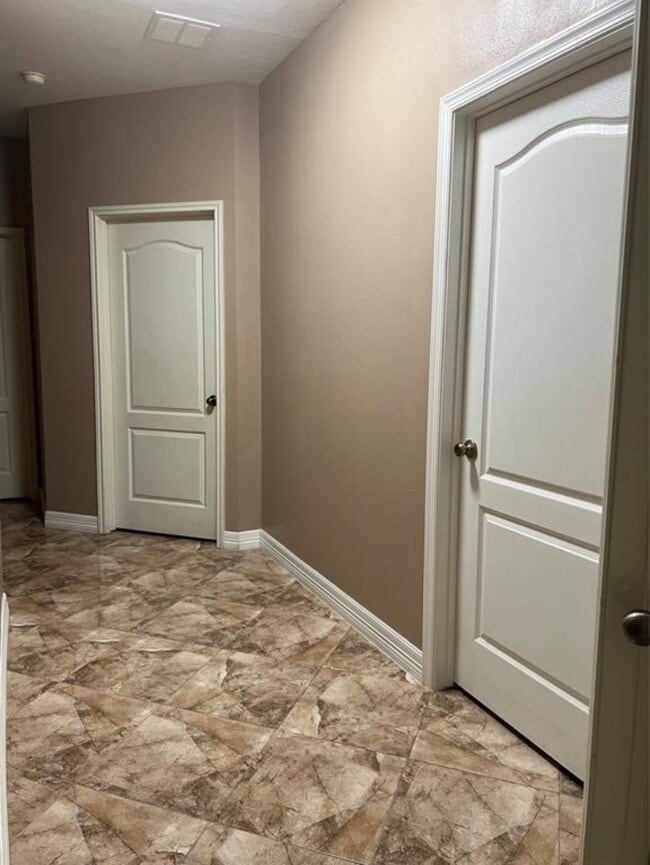 Building Photo - 15930 Hidden Crest Dr