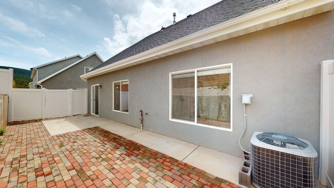 Building Photo - 1563 S Topaz Dr