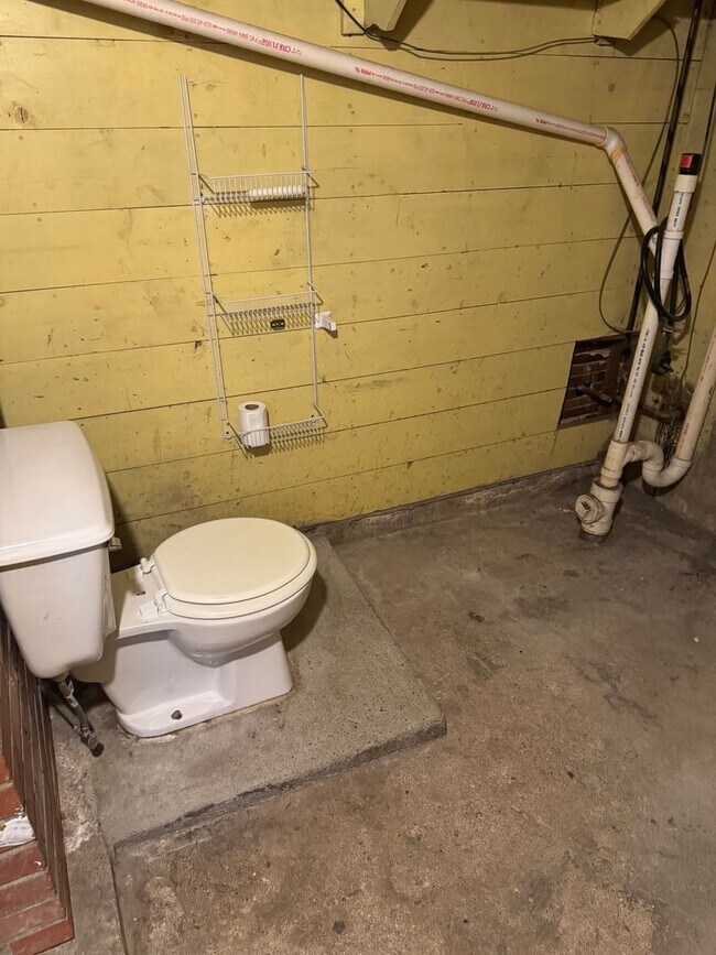 Building Photo - Centrally Located - 3 Bedroom/1.5 Bath Hou...