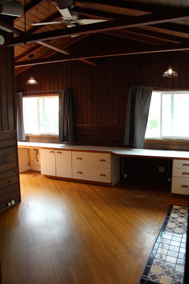 Building Photo - 1010 Tourmaline St