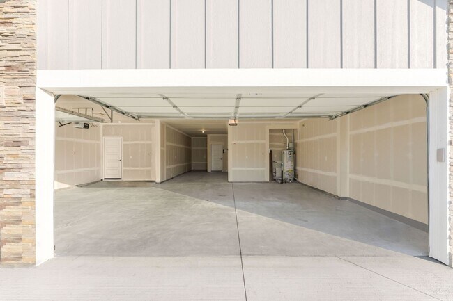 Building Photo - 5 Bedroom 2.5 Bath FOUR CAR GARAGE Eagle, ...