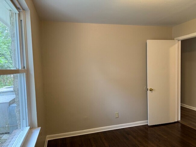 Building Photo - Newly Renovated Unit!