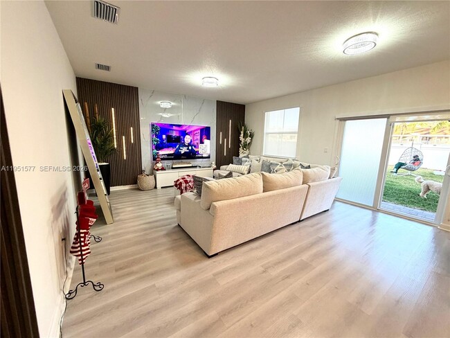 Building Photo - 2661 SE 24th Ct