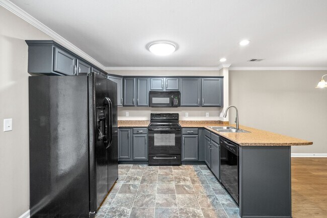 Building Photo - Updated Townhome near Tennova Hospital