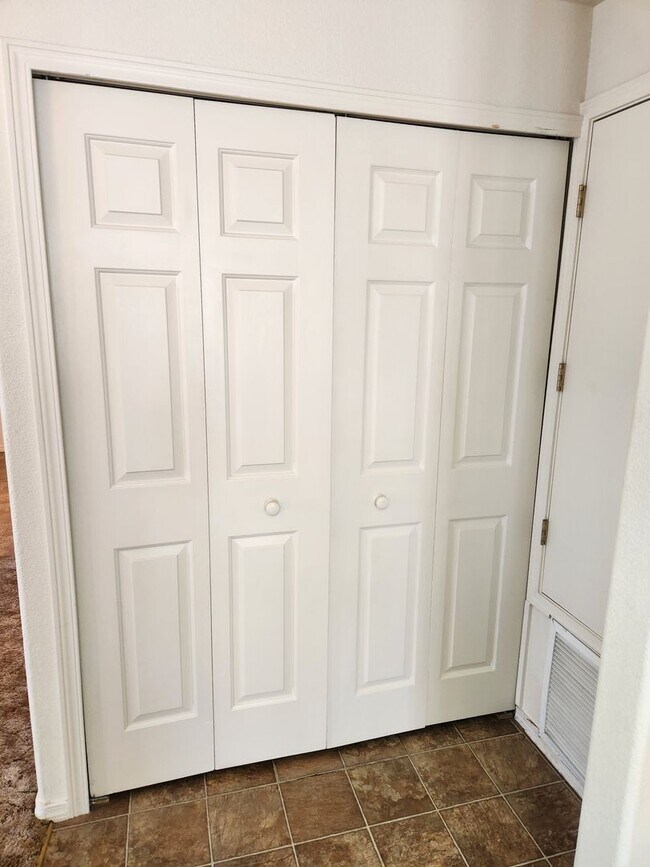 Building Photo - Rare Ground Level Unit - 2 Bed / 1 Bath w/private yard