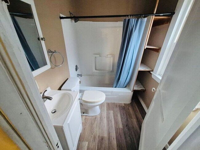 Building Photo - Charming 2 beds 1 baths in Newburg Heights!