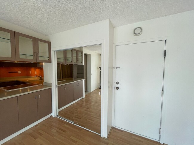 Building Photo - 2 Bedroom 1.5 Bathroom at Keoni Ana Waikik...
