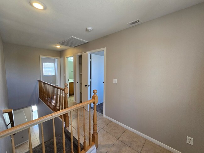 Building Photo - 3 Bedroom Home in Summerlin North Close to...