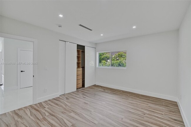 Building Photo - 1840 NE 199th St