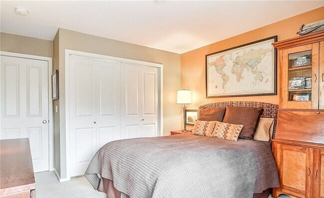 Building Photo - Stylish Upgraded Townhome Near Redmond Town Center & Sammamish Trail