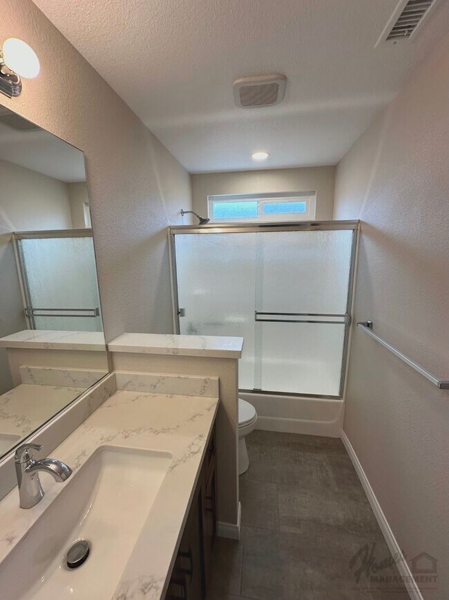 Building Photo - Homes Management - 3 Bed, 2 Bath House for Rent with Water/Trash Included