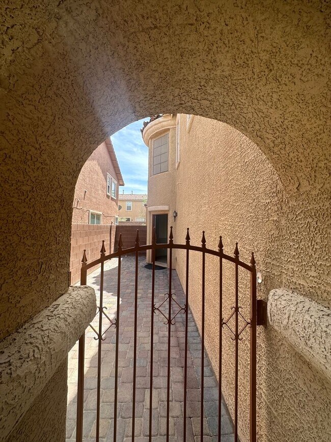Building Photo - *$500 OFF 1ST MONTHS RENT. MUST MOVE IN BY...