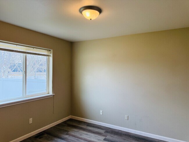 Building Photo - 523 Yellowstone Ave