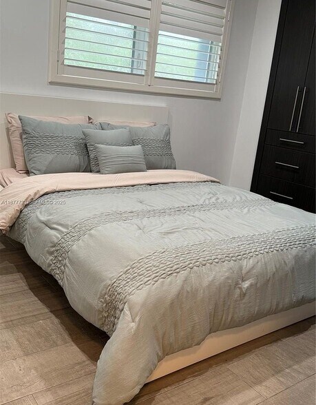 Building Photo - 3231 Salzedo St