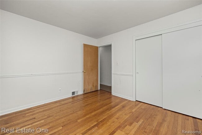 Building Photo - 2360 Pine View Dr