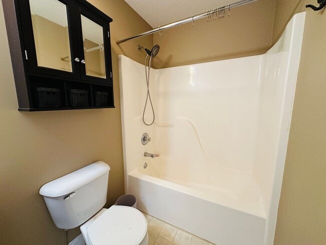 Building Photo - 2BR/2BA condo – Vaulted Ceilings, Granite Kitchen & Prime North Knoxville Location