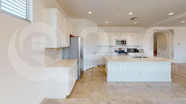 Building Photo - 9131 W Glenrosa Ave