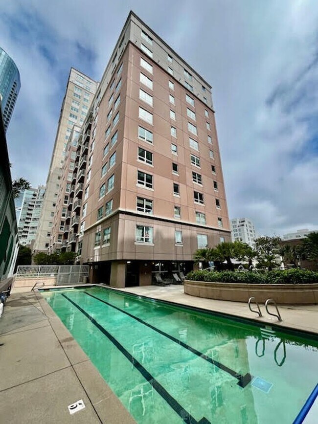 Building Photo - Rare luxury downtown condo w/parking, pool, hot tub and roof deck w/Bay Bridge Views!