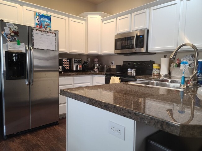 Building Photo - Three Bedroom Town Home  near Union Park Available February 1st