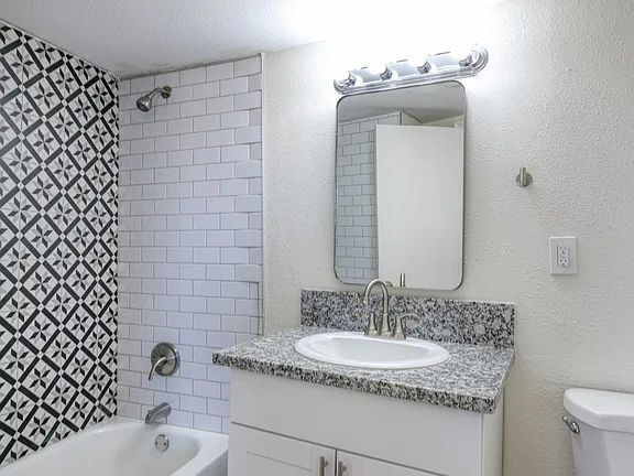 Building Photo - Available Now for Rent in the prestigious community of Silver Lakes! Please act fast as this beau...