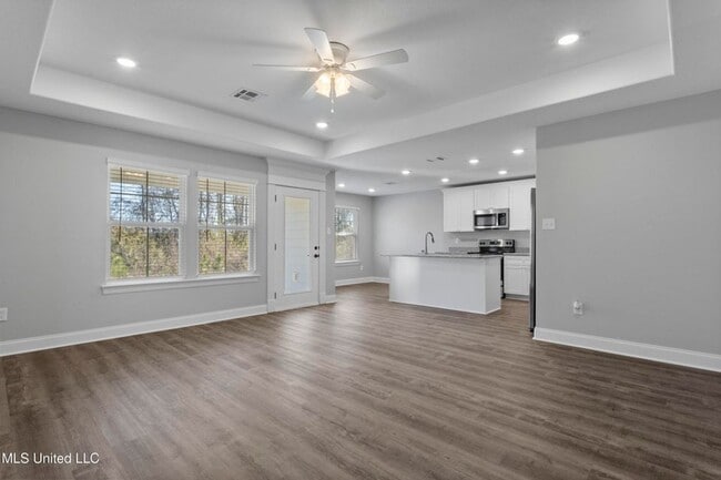 Building Photo - 3 Bed / 2 Bath Home – Modern Finishes & Convenient Location