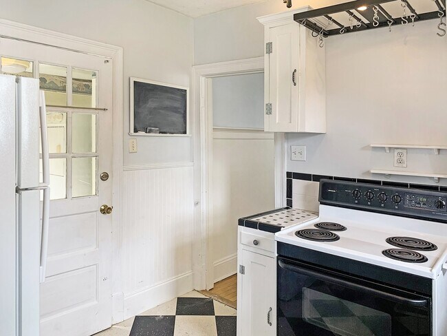Building Photo - Charming 2 Bed/1 Bath Bungalow in Lakeside!